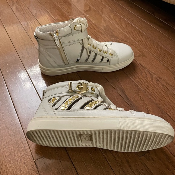 White sneakers with studs and decorative metal detailing. - Picture 2 of 7